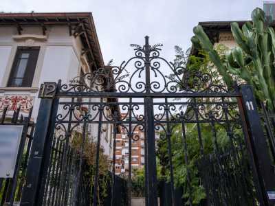 Di colore chiaro e sviluppati su due livelli con mansarda, colpiscono per i raffinati decori che ne impreziosiscono la facciata e per i minuti ma verdeggianti cortili cinti da graziose cancellate